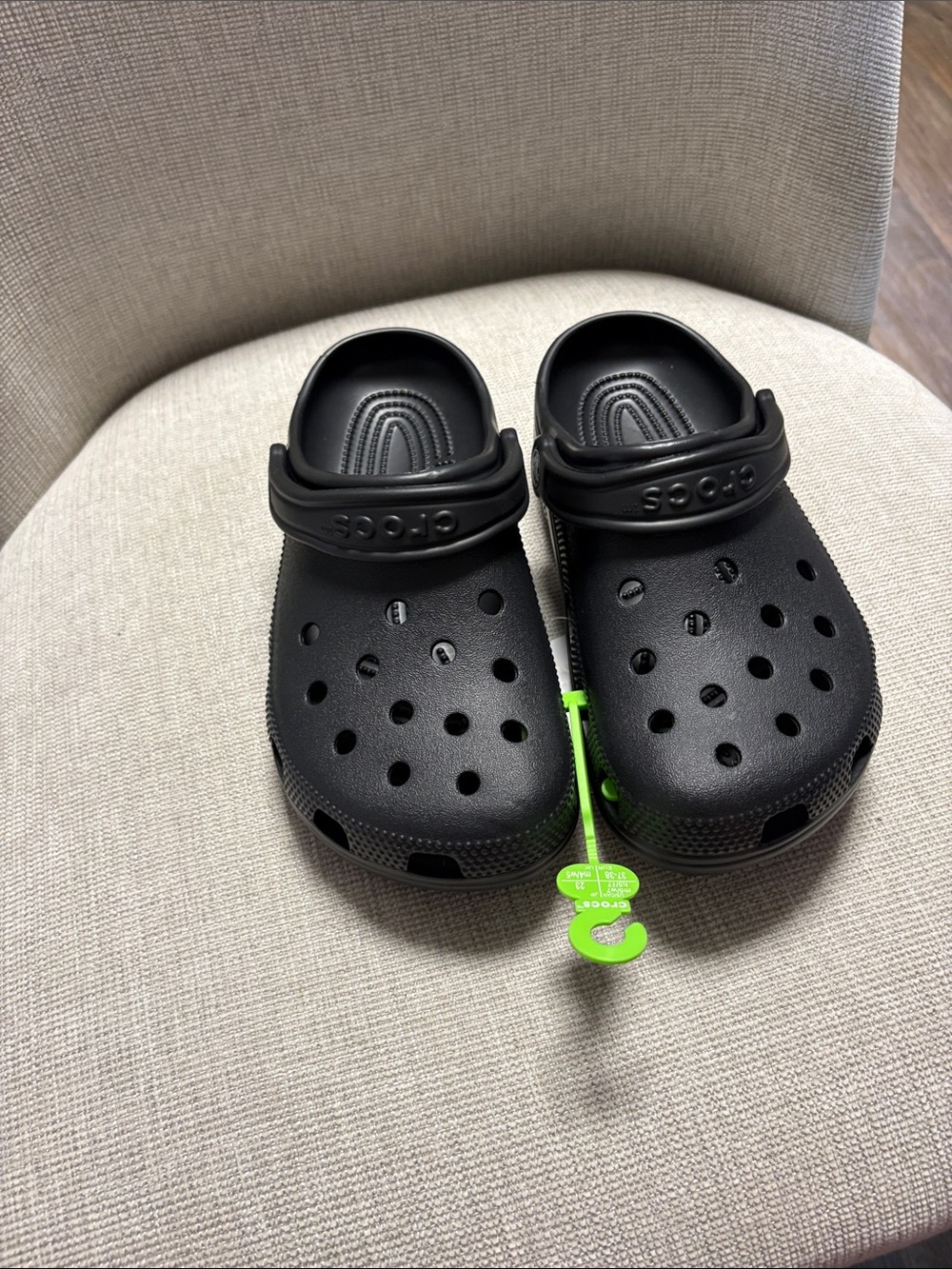CROCS Classic Clog Sandals in Black M 5/W 7 - Picture 2 of 6